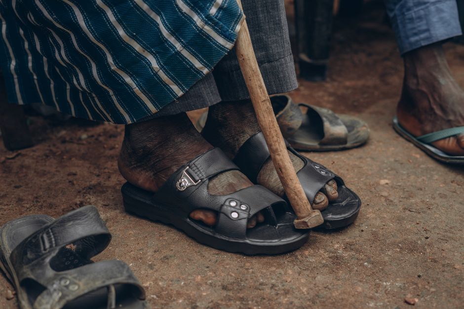 Chaussures adaptées senior pieds gonflés : guide d'achat 2026 - Close-up of feet in sandals with a walking cane, embodying cultural attire and lifestyle.