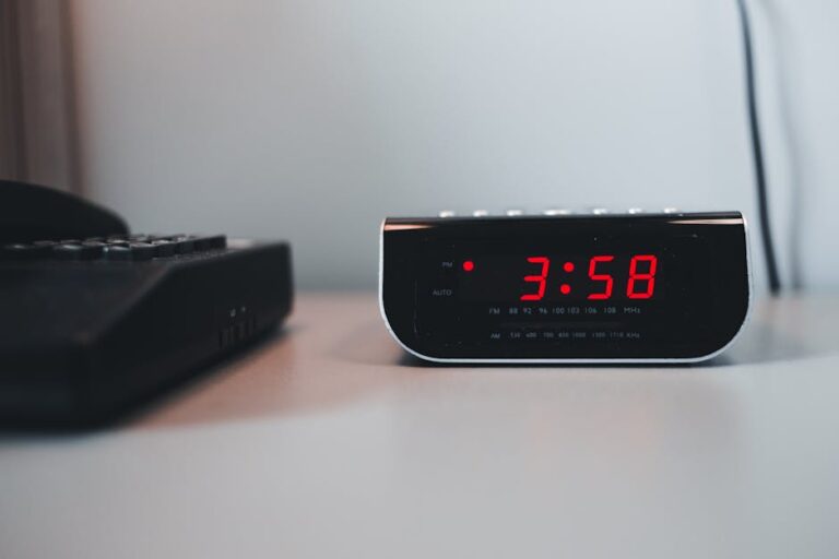 Horloge calendrier senior & Alzheimer : guide 2026 + comparatif - Close-up of a digital alarm clock displaying 3:58 PM on a white surface, signifying technology and time.