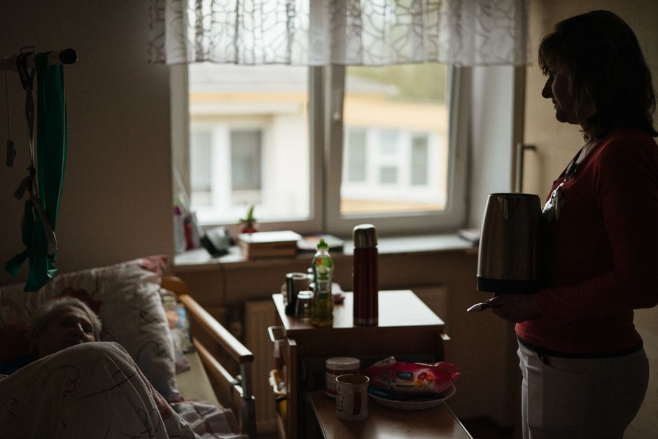 Premier équipement après hospitalisation senior : la checklist 2026